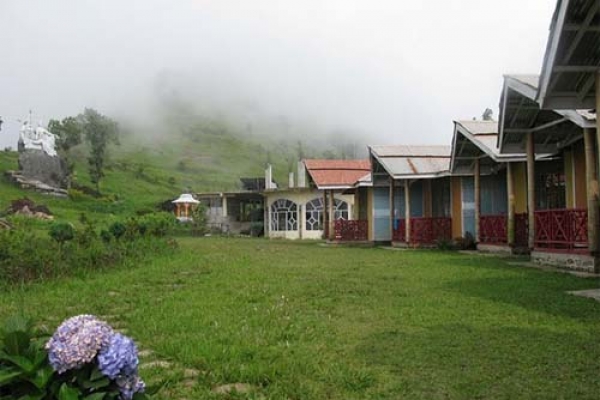 পাহাড়ের কোলে এক অনন্য শান্তির খোঁজে 