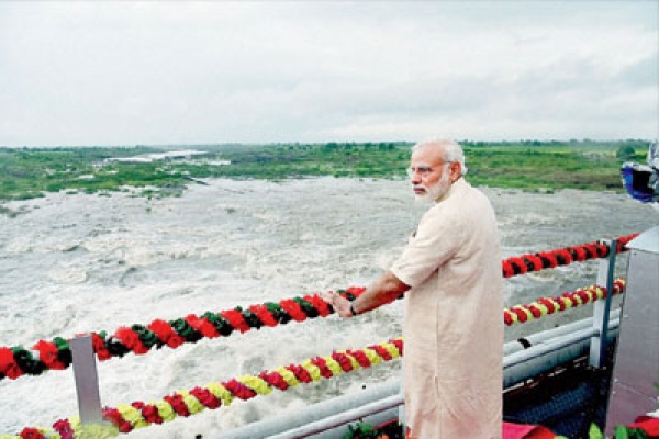 সাংবাদিকদের প্রাণ বাঁচালেন মোদি