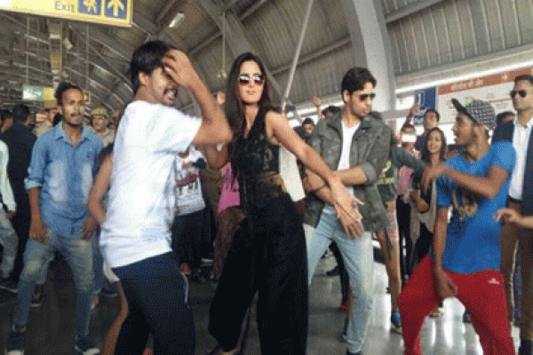 স্টেশনে সবার সামনে নাচলেন ক্যাটরিনা-সিদ্ধার্থ
