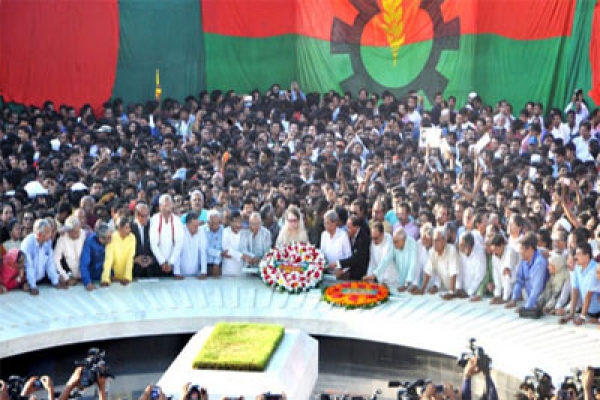 নেতাকর্মীদের নিয়ে জিয়ার সমাধিতে খালেদার শ্রদ্ধা