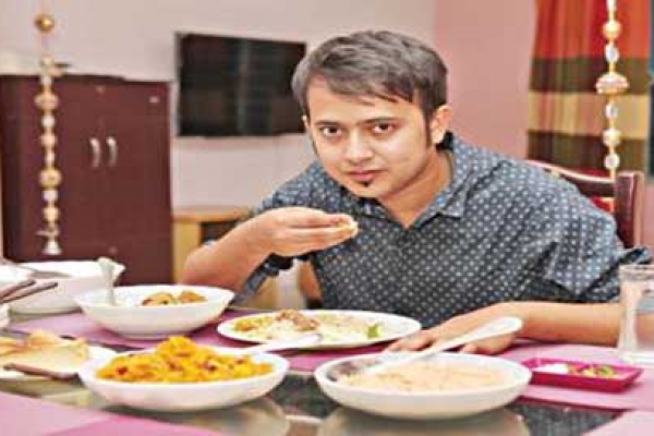 রাতে দেরি করে খেলে কী ক্ষতি হয়? জেনে নিন