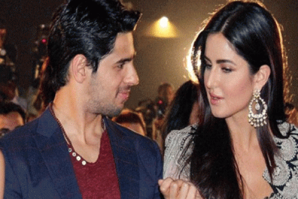 বিমান থেকে নামিয়ে দেওয়া হল ক্যাটরিনা-সিদ্ধার্থকে  বিমান থেকে নামিয়ে দেওয়া হল ক্যাটরিনা-সিদ্ধার্থকে