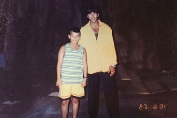 অক্ষয়ের সঙ্গে কে এই বালক? তিনি আজ বলিউড তারকা!  অক্ষয়ের সঙ্গে কে এই বালক? তিনি আজ বলিউড তারকা!