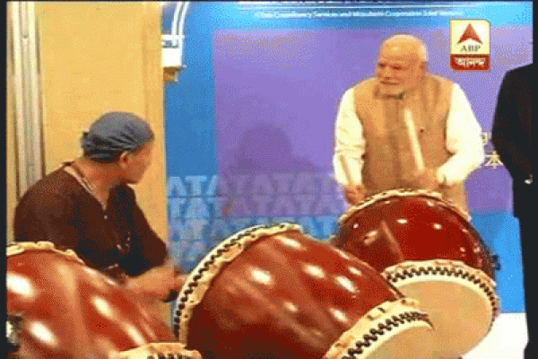 এবার গান গেয়ে সবাইকে চমকে দিলেন নরেন্দ্র মোদী