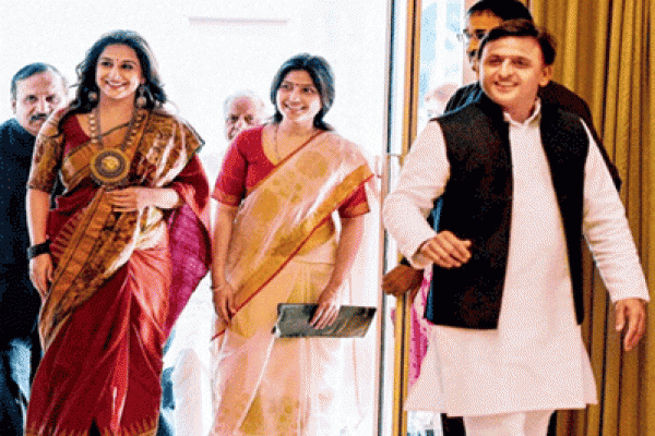 সবুজ পাড়ের লাল শাড়ি পরে বিতর্কে বিদ্যা বালান