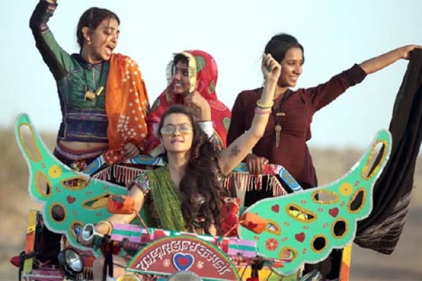 বিতর্কীত দৃশ্য ফাঁসের পর ট্রেলরেও রাধিকার বাজিমাত