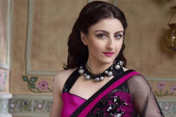 র‌্যাম্পে না হেঁটেই বেরিয়ে গেলেন সোহা আলী খান