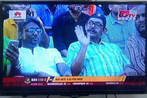 খেলার মাঠে  চঞ্চল চৌধুরীর ‘আয়নাবাজি’ 