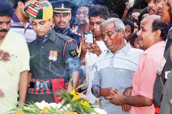 যুদ্ধ নয়, আর মৃত্যু চান না ভারতীয় নিহত সেনার বাবা