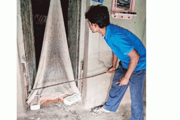 আনাচে কানাচে ঘুরছে সাপ, আতঙ্কে গোটা গ্রাম