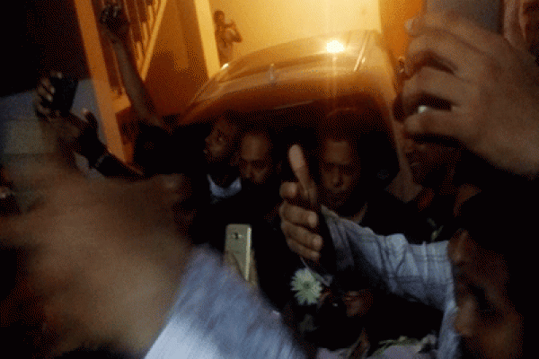গুরু জেমসের জন্মদিনে ভক্তদের কাণ্ড  গুরু জেমসের জন্মদিনে ভক্তদের কাণ্ড