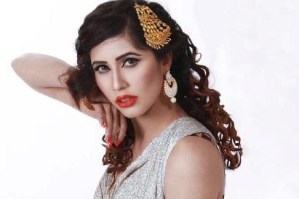 ক্যামেরা নিয়ে আসেন, আজ সব দেখাবো : নায়লা নাঈম  ক্যামেরা নিয়ে আসেন, আজ সব দেখাবো : নায়লা নাঈম