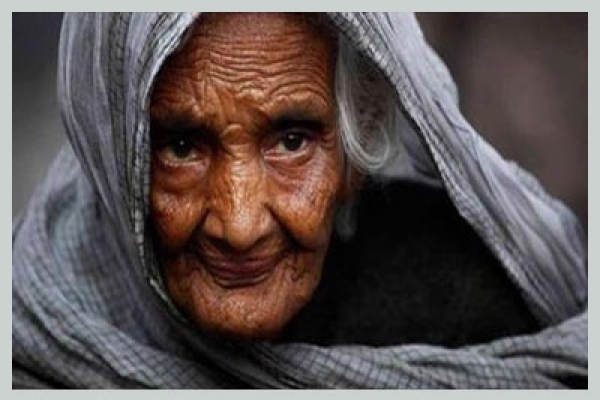 ৭৫ বছর বয়সী স্বামীর ঠ্যাং ভেঙে দিন, টেবিলে টাকার বান্ডিল ছড়িয়ে বৃদ্ধার আব্দার