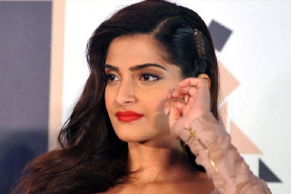 নায়িকা সোনমকে নিয়ে বলিউডপাড়ায় আবারও গুঞ্জন