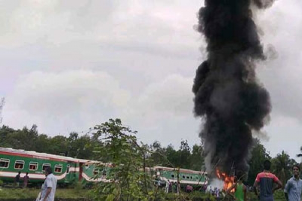 পারাবত এক্সপ্রেসের বগিতে আগুন, যোগাযোগ বন্ধ