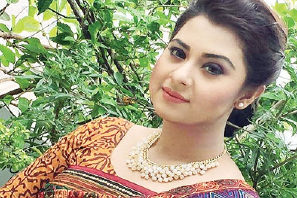 প্রথমবারের মতো হিরোদের মঞ্চে নাচবেন নায়িকা বুবলি