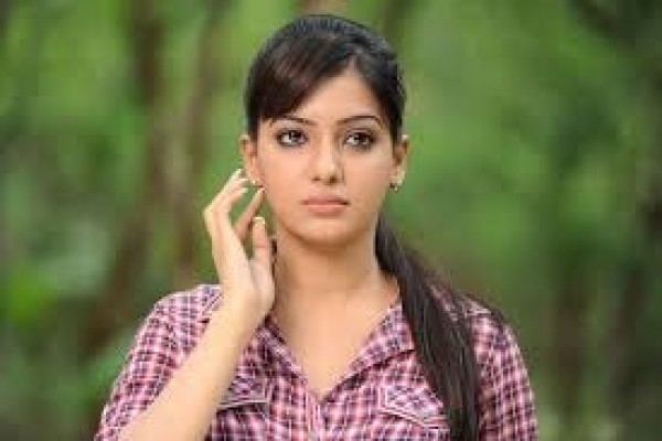 মেয়েরা বাড়িতে একা থাকলে যে ৬টি কাণ্ড করে থাকে