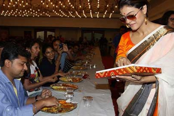 অতিথি আপ্যয়নে ব্যস্ত কাজল