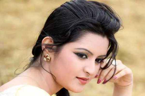 ‘ঢালিউডের সবচেয়ে সুন্দর নায়িকা পরীমনি’