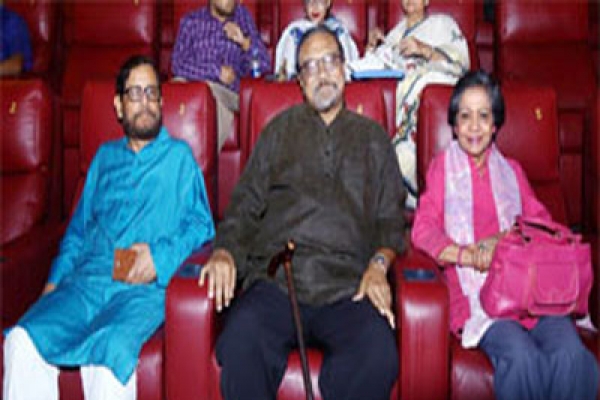 ‘আয়নাবাজি’ দেখতে সিনেমা হলে মন্ত্রী