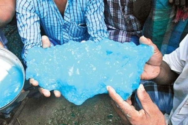  আকাশ থেকে নেমে আসা নীল বরফ আসলে কী?