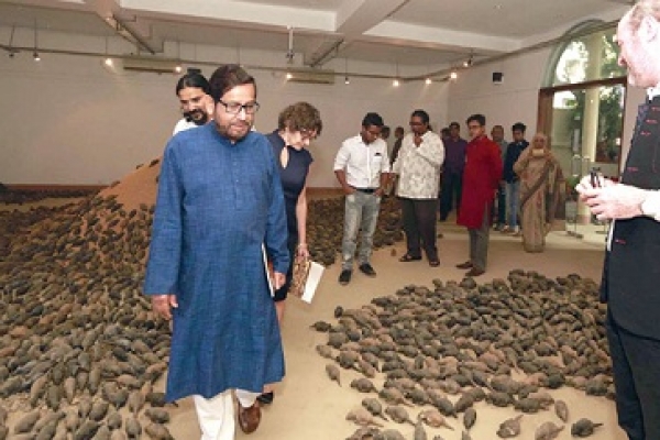 মন্ত্রীকে ঘিরে ধরল হাজার হাজার ইঁদুর!