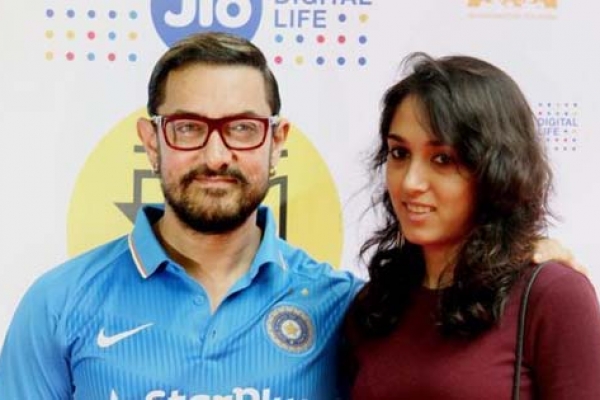 আমির খান নাকি যে অভিনেত্রীদের হাতে থুতু ফেলেন, তারাই এক নম্বর হন!