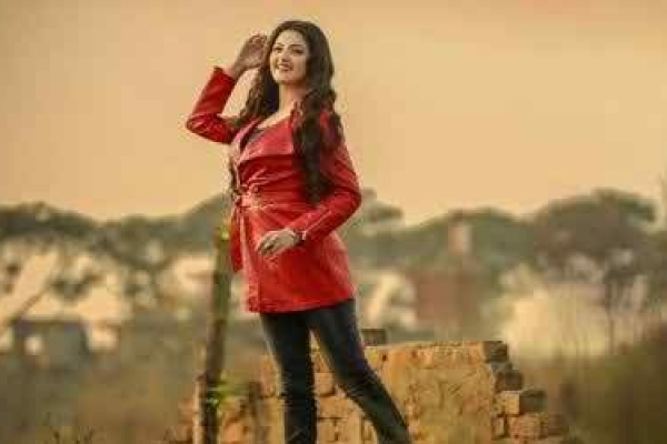 ঘুম থেকে উঠেই সারপ্রাইজড হয়েছি: পরীমনি