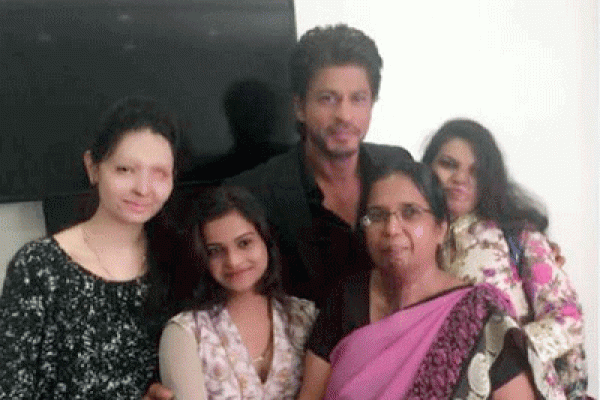 অ্যাসিড আক্রান্ত নারীদের সঙ্গে দেখা করার পর যে অনুভূতির কথা জানালেন কিং খান  অ্যাসিড আক্রান্ত নারীদের সঙ্গে দেখা করার পর যে অনুভূতির কথা জানালেন কিং খান