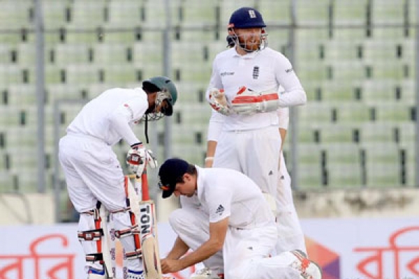 মিরাজের পায়ের জুতার ফিতা বেঁধে দিলেন অ্যালিস্টার কুক