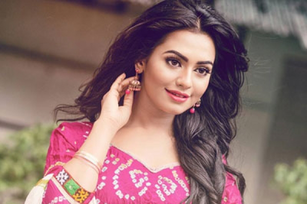 চুলের ধরন পরিবর্তন করতে বিশেষজ্ঞের সঙ্গে বৈঠক করবেন নুসরাত