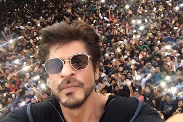 জন্মদিনে ভক্তদের সাথে সেলফি তুলে যা বললেন শাহরুখ
