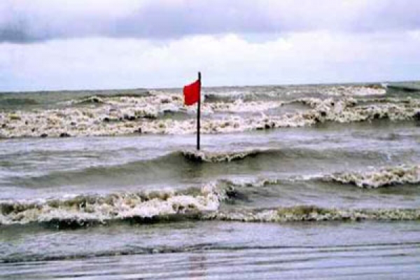 উত্তাল সাগরে ৯০ জেলে, ৬টি ফিশিং ট্রলার ডুবি, ১৫টি নিখোঁজ