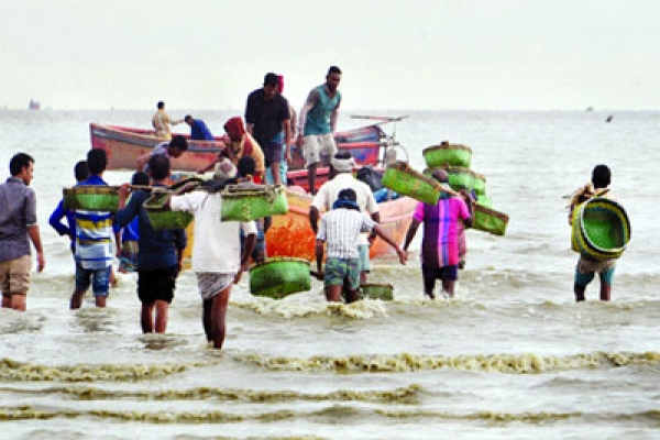 বঙ্গোপসাগরে ১১ ট্রলার ডুবি, নিখোঁজ ৮৫