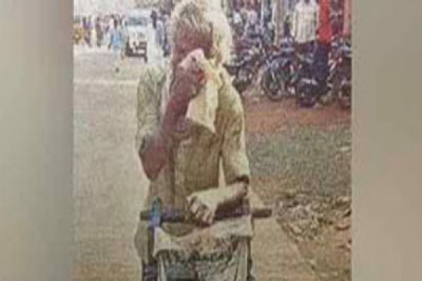 এবার স্ত্রী মরদেহ ঠেলাগাড়িতে নিয়ে ৬০ কিলোমিটার কাঁদতে কাঁদতে গেলেন হতভাগা স্বামী
