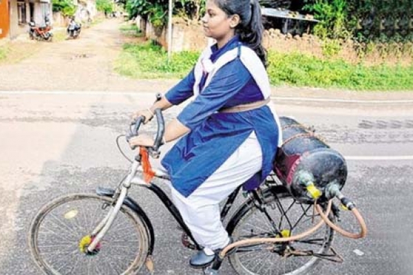 প্যাডেল ছাড়াই বায়ুচালিত সাইকেল আবিষ্কারক করলেন এই কিশোরী