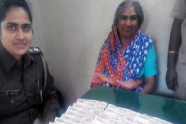রাস্তায় পাওয়া গেল ব্যাগ ভর্তি টাকা, সব হাজারের নোট