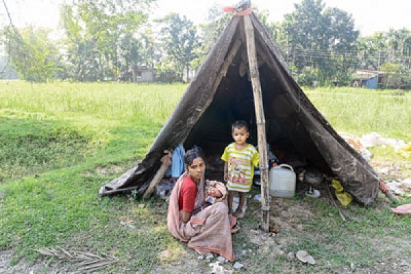 ঠাঁই নেই বাবা-মায়ের কাছেও, দুই শিশুকে নিয়ে খালপাড়ে সংসার তরুণীর