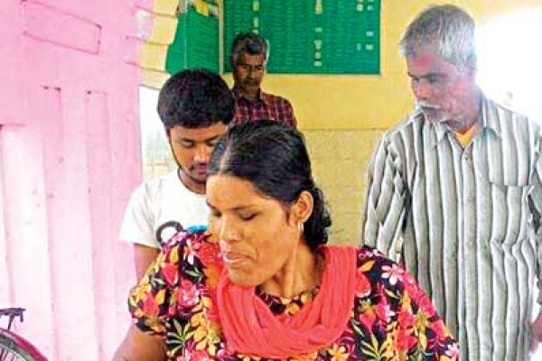 ৯ ফুটের মেয়ে নিয়ে দিশেহারা বাবা! পাশে নেই কেউ