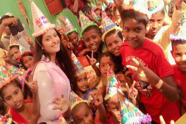ভাগ্যবঞ্চিত শিশুদের সাথে জন্মদিন পালন করলেন পরীমনি