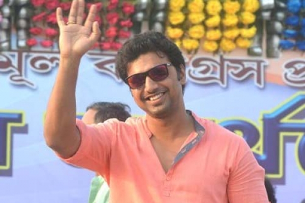 মমতার বিরুদ্ধে গিয়ে মোদিকে সমর্থন করে এ কি বললেন দেব!