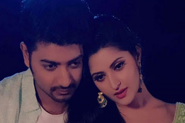 কক্সবাজার সমুদ্র সৈকতে কি করলেন বাপ্পী-পরীমনি?