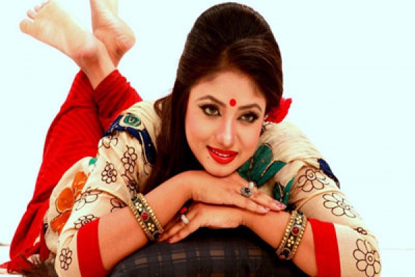 আইটেম কন্যা হয়েই ফিরছেন আঁচল