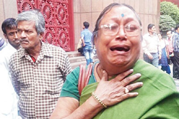 ২০০০ টাকা নিয়ে ৫০০ ও ১০০ টাকার নোট দিন! ব্যাংকের সামনে কান্না বৃদ্ধার