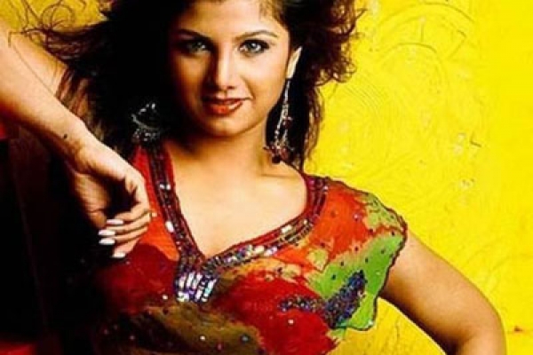 বিদেশে থাকা স্বামীকে ফিরে পেতে অভিনব কৌশল নিলেন এই অভিনেত্রী
