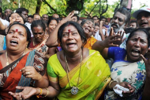 ‘আম্মা’ শোকে আঙুল কাটলে ৫০ হাজার টাকা!