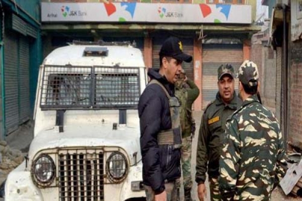 কাশ্মিরে ব্যাঙ্ক ডাকাতি, পুলিশ দেখে ইট ছুঁড়লো জনতা