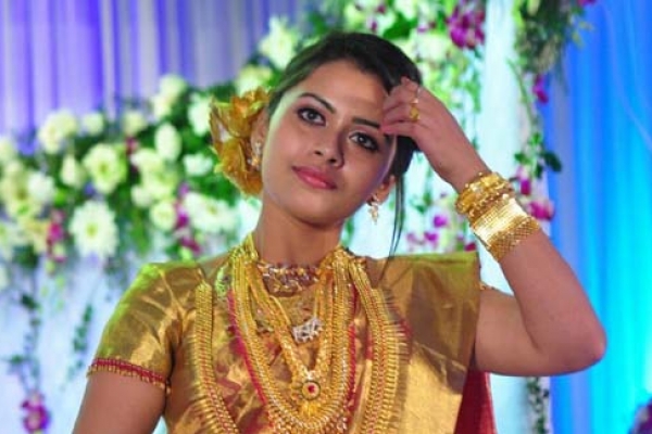       ১৩০ কোটি টাকার আর্থিক কেলেঙ্কারিতে গ্রেফতার এই নায়িকা!