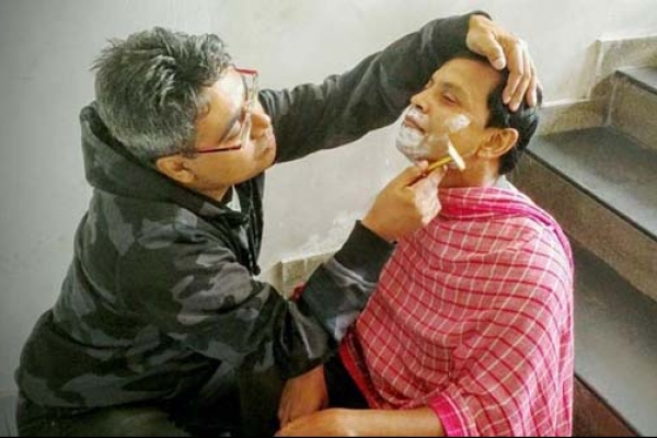 চার পয়সা রোজগারের চেষ্টায় মানুষের চুল-দাড়ি কামাচ্ছেন মীর