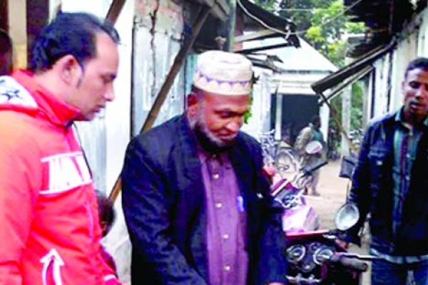 ‘ভোট যখন দিলি না, টাকা ফেরত দে’